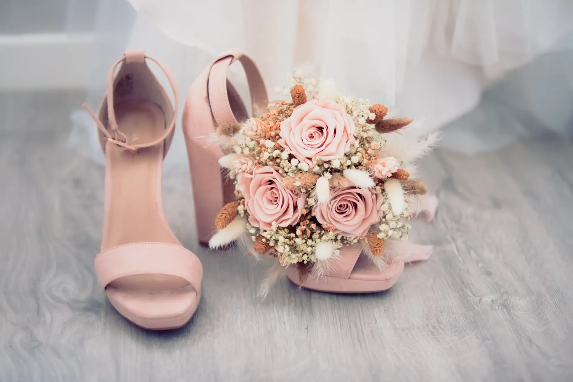 Chaussure et bouquet de fleurs mariage